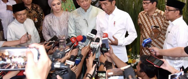 Presiden Joko Widodo memberikan keterangan pers usai acara buka puasa bersama di rumah dinas Ketua DPR Bambang Soesatyo, Senin 13/5/2019 (dok. KM)