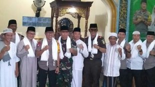 Kapolda Babel bersama pengurus masjid, Kapolres Basel, Kasat Binmas Polres Basel serta tokoh masyarakat (dok. KM)