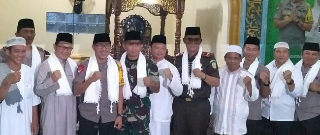 Kapolda Babel bersama pengurus masjid, Kapolres Basel, Kasat Binmas Polres Basel serta tokoh masyarakat (dok. KM)