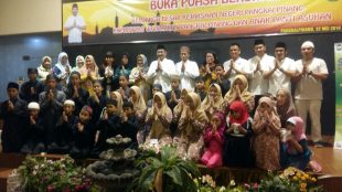 Kejaksaan Negeri Kota Pangkalpinang saat foto bersama anak yatim piatu dari Panti Asuhan Nurrohman, Kota Pangkalpinang, Rabu 22/5/2019 (dok. KM)