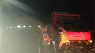 Satlantas Polres Kabupaten Bangka Barat saat mengamankan truk bermuatan solar 8 ton di ruas jalan Desa Mayang, Kecamatan Simpang Teritip, Kabupaten Bangka Barat, Provinsi Babel (dok. KM)