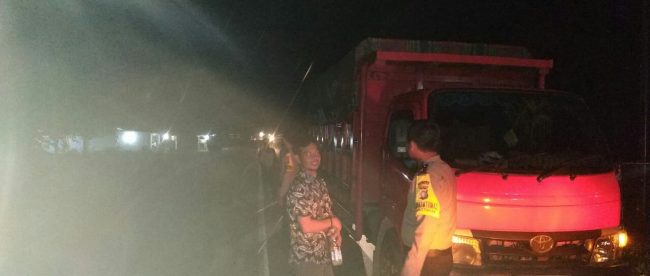 Satlantas Polres Kabupaten Bangka Barat saat mengamankan truk bermuatan solar 8 ton di ruas jalan Desa Mayang, Kecamatan Simpang Teritip, Kabupaten Bangka Barat, Provinsi Babel (dok. KM)