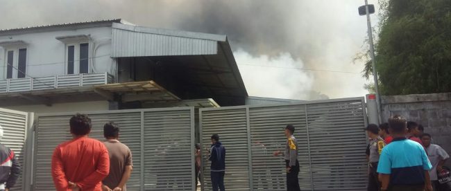 Gudang milik PT Pangkalpinang Distributor Raya (Wings) yang mengalami kebakaran di Jalan Len Listrik, Kelurahan Gabek, Kecamatan Gabek, Kota Pangkalpinang, Provinvi Babel, 24/5/2019 (dok. KM)