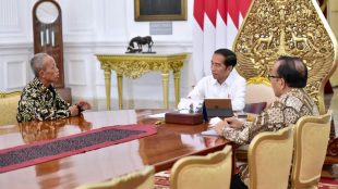 Presiden Joko Widodo bersama Usma (64),pedagang kelontong yang warungnya habis dijarah perusuh saat kerusuhan 22 Mei 2019 (dok. Setpres)