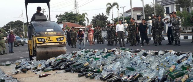 Ribuan botol minuman beralkohol dimusnahkan di depan Kantor Bupati Purworejo pada 28/5/2019 dari hasil sitaan Polres Purworejo (dok. KM)