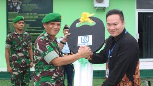 Pimpinan Cabang BRI Kota Pangkalpinang, Yerri Chandra saat penyerahan 1 unit mobil Toyoya Hiace kepada Korem 045/Gaya, Rabu 12/6/2019 (dok. KM)