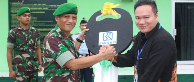 Pimpinan Cabang BRI Kota Pangkalpinang, Yerri Chandra saat penyerahan 1 unit mobil Toyoya Hiace kepada Korem 045/Gaya, Rabu 12/6/2019 (dok. KM)