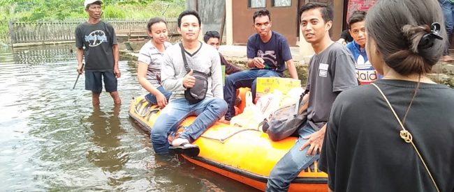 Paket sembako diantar kepada korban bencana banjir Samarinda menggunakan perahu karet (dok. KM)