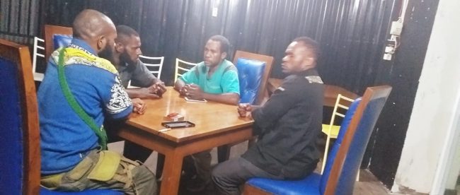 Ketua tim penggerak alumni SMPN 1 Kebo dan rekannya melakukan pertemuan acara reuni (dok. KM)