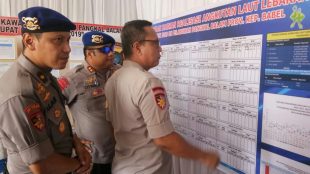 Dirpolairud Polda Babel Kombes Pol M. Zainul, saat meninjau posko mudik lebaran di pelabuhan Pangkal Balam, Provinsi Babel (dok. KM)