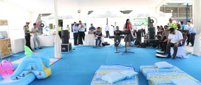 Kapolres Kebumen AKBP Roberto Pardede meninjau fasilitas posko mudik terpadu di Kebumen, 1/6/2019 (dok. KM)