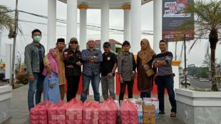 KBPP POLRI Kota Pangkalpinang dan FPII Babel berbagi Takjil pada pengguna jalan di Simpang 7 DKT, Kota Pangkalpinang, Minggu 2/6/2019 (dok. KM)