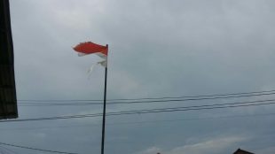 Kondisi bendera Merah Putih dalam keadaan robek yang dikibarkan oleh perusahaan distributor Coca-Cola Cabang Babel di Kelurahan Bacang, Kecamatan Bukit Intan, Kota Pangkalpinang (dok. KM)