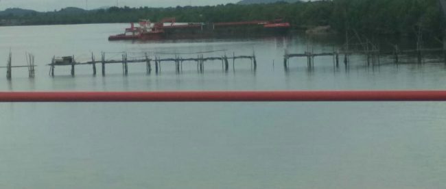 Kapal tugboat penarik tongkang Ocean II di pelabuhan khusus sebelah hulu Jembatan Baturusa 2 Desa Air Anyir, Kecamatan Merawang, Kabupaten Bangka, Provinsi Babel (dok. KM)