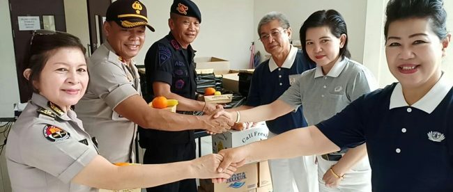 Kapolsek Kemayoran Kompol Saiful mewakili anggota Brimob Nusantara menyampaikan apresiasi pada relawan Budha Suci di Wisma Atlet Kemayoran, Jakarta, Jumat 7/6/2019