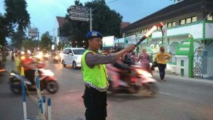 Petugas sedang melakukan pengamanan arus. Lalu lintas di Serang, 7/6/2019
