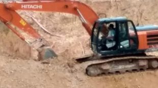 Aktivitas tambang PT BMM di dekat Kolong PDAM Desa Merawang, Kabupaten Bangka (dok. KM)