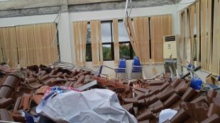 Gedung Kantor Dinas Kesehatan Kota Pangkalpinang yang mengalami ambruk di bagian atap ruang rapat lantai 2 (dok. KM)