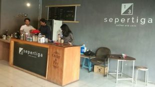 Sepertiga Coffee, kedai kopi dan santai dengan beragam sensasi es kopi (dok. KM)