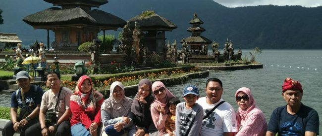 Wisatawan Asal Depok, Jawa Barat Saat Menikmati Daya Tarik Wisata Ulun Danu Beratan, Bali (dok. KM)