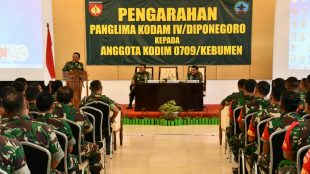 Pangdam IV/Diponegoro Mayjen TNI Mochamad Effendi memberikan pengarahan dihadapan para prajurit dan PNS Kodim 0709/Kebumen di Hotel Mixolie, Kebumen Jumat 21/6/2019