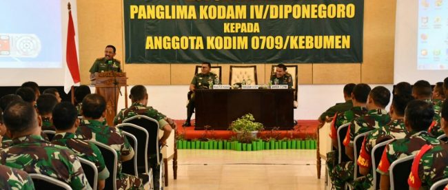 Pangdam IV/Diponegoro Mayjen TNI Mochamad Effendi memberikan pengarahan dihadapan para prajurit dan PNS Kodim 0709/Kebumen di Hotel Mixolie, Kebumen Jumat 21/6/2019