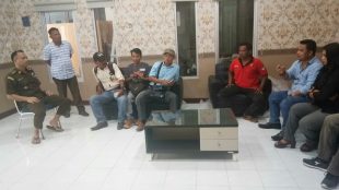 Puluhan wartawan saat mendatangi kantor Kejaksaan Tinggi (Kejati) Provinsi Babel, Senin 24/6/2019 (dok. KM)