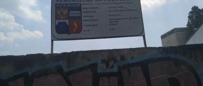 Plang proyek pembangunan sekolah swasta di Lawanggintung, Kota Bogor (dok. KM)