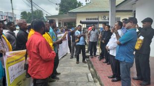 Aktivis menyerahkan surat dukungan kepada DPW NasDem Papua untuk mendukung Laurenzius Kadepa sebagai ketua DPR Papua di kantor DPW NasDem di Expo, Rabu 26/6/2019 (dok. KM)