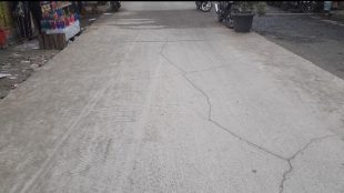 Kondisi keretakan jalan beton di Pasar Seroja, Bekasi Utara (dok. KM)