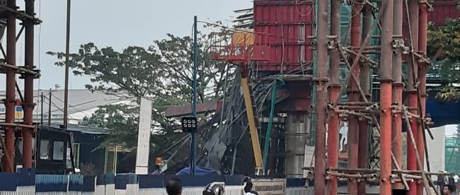 Balok penyangga yang roboh pada pembangunan Tol BORR, Rabu 10/7/2019 (dok. ist)