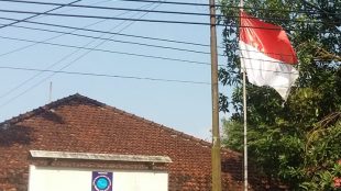 Kantor Dinas Kearsipan dan Perpustakaan Provinsi Babel yang kibarkan Bendera Merah Putih yang robek (dok. KM)