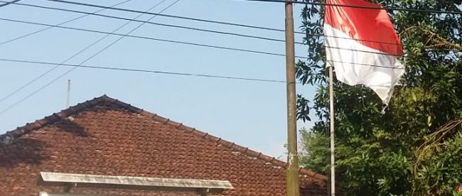 Kantor Dinas Kearsipan dan Perpustakaan Provinsi Babel yang kibarkan Bendera Merah Putih yang robek (dok. KM)