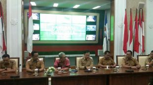 Walikota Bogor Bima Arya Sugiarto bersama Kepala Dinas Pendidikan, Dewan Pendidikan dan Camat Se-Kota Bogor saat konferensi pers soal PPDB di Balaikota, Senin 1/7/2019 (dok. KM)