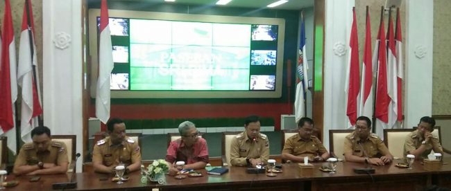 Walikota Bogor Bima Arya Sugiarto bersama Kepala Dinas Pendidikan, Dewan Pendidikan dan Camat Se-Kota Bogor saat konferensi pers soal PPDB di Balaikota, Senin 1/7/2019 (dok. KM)