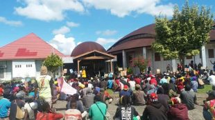 Massa aksi menolak DOB Baru di Papua depan kantor DPRD Kabupaten Nabire, Rabu 2/7/2019