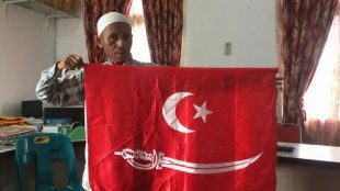 Salah satu anggota KPA menunjukkan bendera Aceh Bulan Bintang Pedang di markas KPA Aceh (dok. KM)