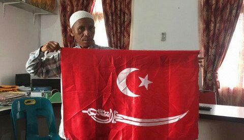 Salah satu anggota KPA menunjukkan bendera Aceh Bulan Bintang Pedang di markas KPA Aceh (dok. KM)