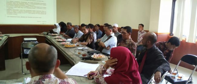 Kuasa hukum dan warga Kp. Tenggek, Cimande Hilir, Kabupaten Bogor,  saat audiensi dengan DLH Kabupaten Bogor (dok. KM)