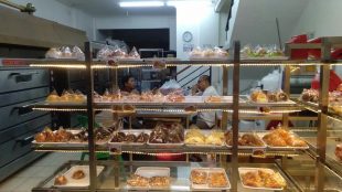 Berbagai varian roti produksi Rotte Bakery, Depok (dok. KM)