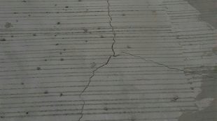 Keretakan di Jalan Lingkungan RT 002/011 Perumahan Pondok Ungu Permai, Kelurahan Kaliabang Tengah, Bekasi Utara, Kota Bekasi (dok. KM)