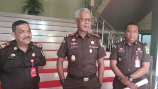 Kepala Kejaksaan Tinggi Babel, Aditia Warman bersama Asisten Tindak Pidana Khusus Edi Ermawan dan Kasi Penyidik Pidsus, Hermawan, saat konferensi pers di gedung kantor Kejaksaan Tinggi Babel, Rabu 10/7/2019 (dok. KM)