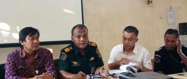 Konferensi pers di kantor Laboratorium Pembinaan dan Pengujian Mutu Hasil Perikanan (LPPMHP) di Jalan Ketapang, Pangkal Balam, Kota Pangkalpinang, Kamis 11/7/2019 (dok. KM)