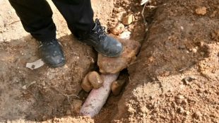 Saluran Kabel Tegangan Menengah 20kV yang tidak tertanam sesuai dengan standarisasi di Jalan RE. Marthadinata, Keluruhan Opas Indah, Kota Pangkalpinang (dok. KM)