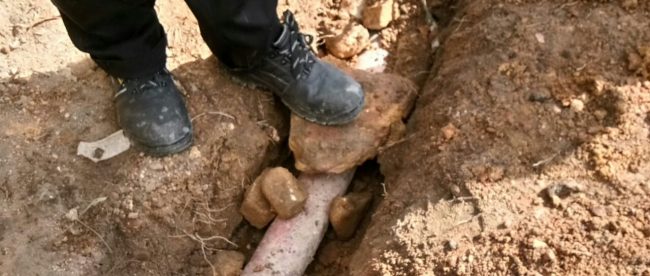 Saluran Kabel Tegangan Menengah 20kV yang tidak tertanam sesuai dengan standarisasi di Jalan RE. Marthadinata, Keluruhan Opas Indah, Kota Pangkalpinang (dok. KM)