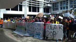 Aksi massa "Mahasiswa dan Rakyat Papua" menyampaikan aspirasi kepada parlemen Papua di depan Kantor DPRP, Rabu 17/7/2019 (dok. KM)
