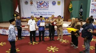 Penyerahan plakat oleh Kepala BNN Kabupaten Bogor kepada Sekda Kabupaten Bogor dan Kasat Narkoba Polres Bogor (dok. KM)