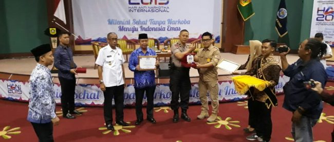 Penyerahan plakat oleh Kepala BNN Kabupaten Bogor kepada Sekda Kabupaten Bogor dan Kasat Narkoba Polres Bogor (dok. KM)