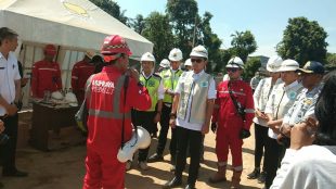 Walikota Bogor Bima Arya Sugiarto meninjau pembangunan fly over Jalan RE Martadinata, Kota Bogor, Kamis 18/7/2019 (dok. KM)