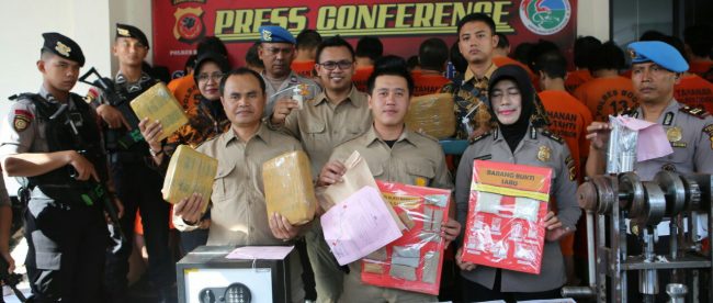 Kasat Narkoba Polres Bogor AKP Andri Alam Wijaya melaksanakan konferensi pers ungkap pabrik ekstasi rumahan, Jumat 19/7/2019 (dok. KM)